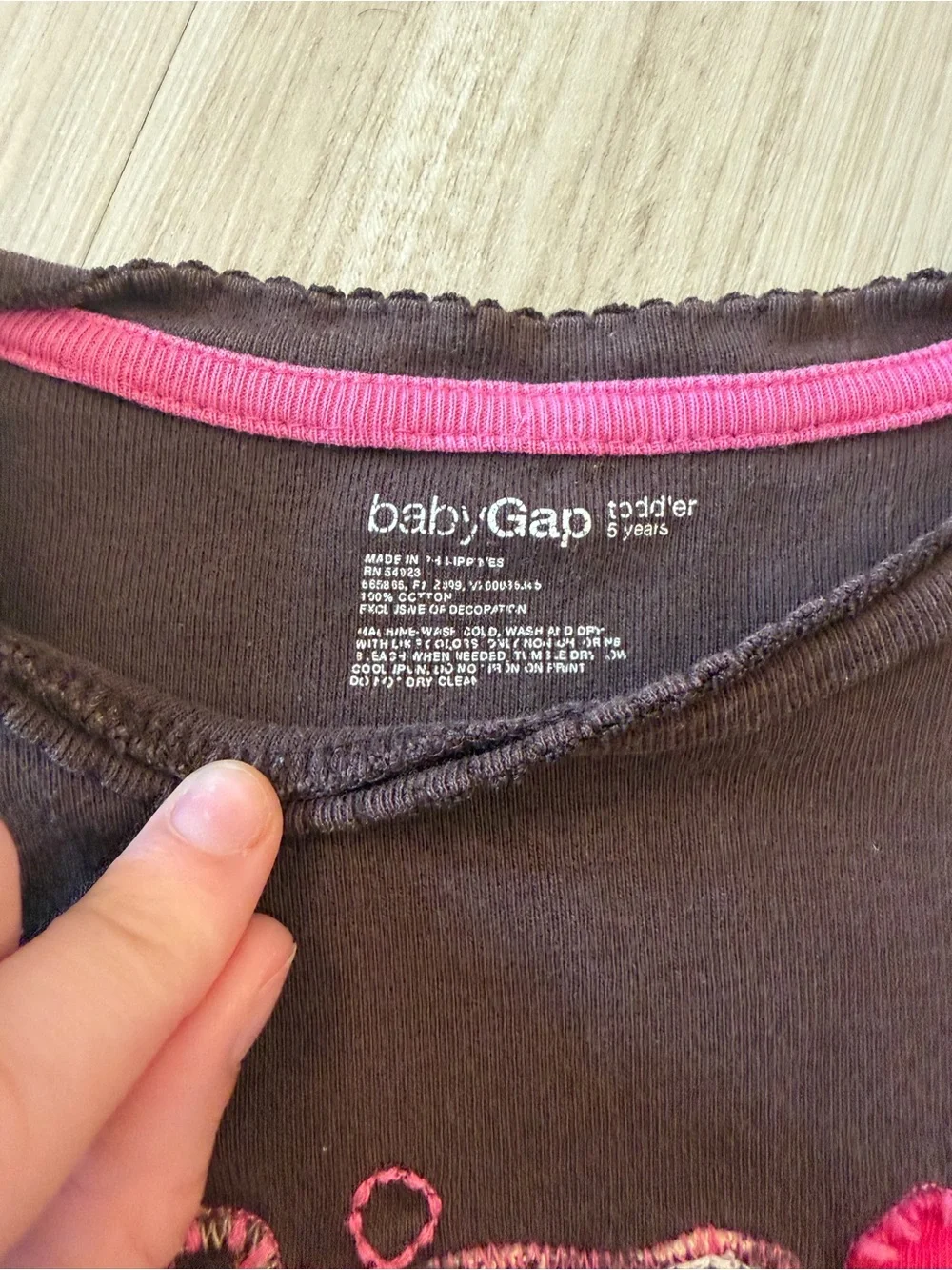 Vintage Y2K GAP Girls' Brown Long-Sleeve Logo Tee with Pink Applique